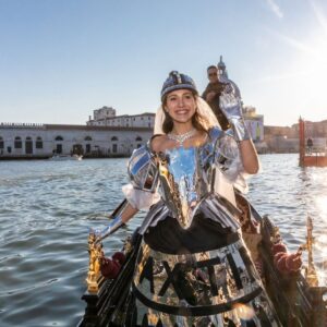 maschera in gondola a Venezia