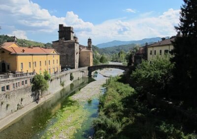 Pontremoli con il ponte sul fiume